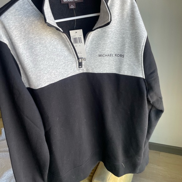 This V-neck sweater will be the versatile hue that goes with nearly anything - Picture 6 of 9